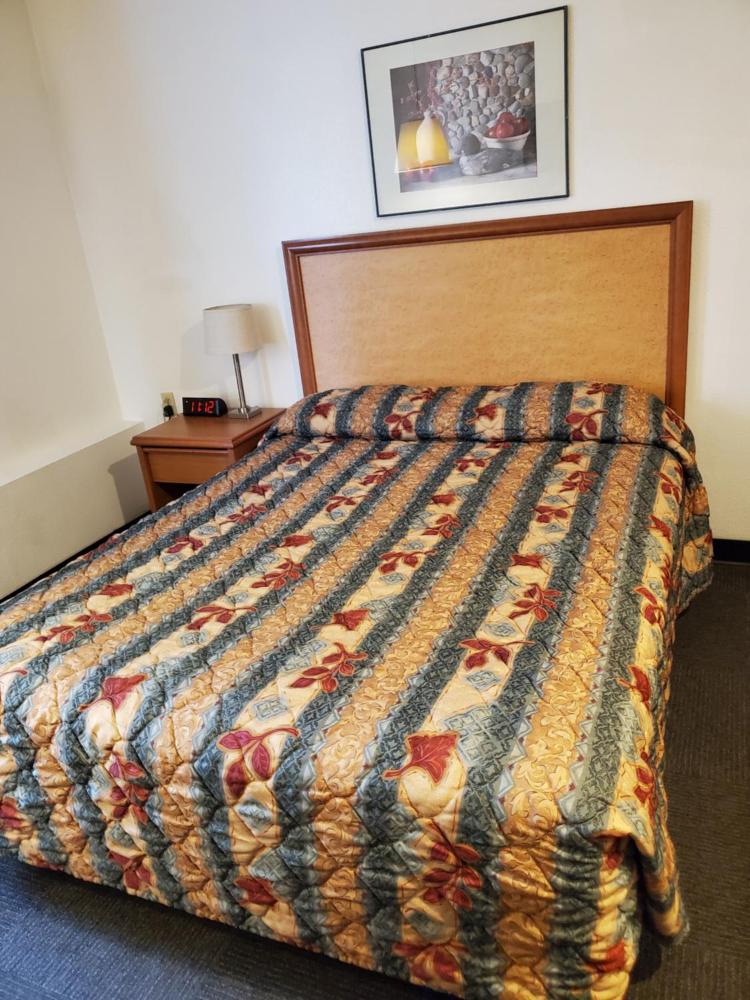 One Queen Bed - Non-Smoking interior